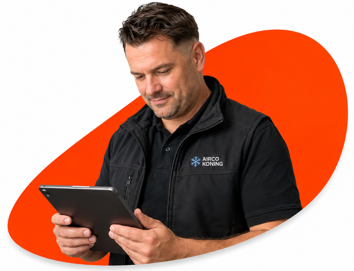 Airco-installateur bekijkt offerte-dossier op tablet